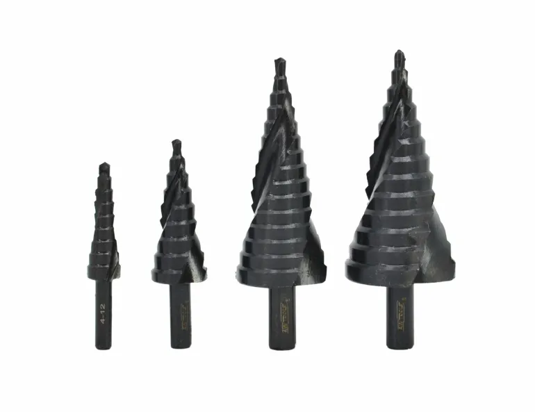 AW WIERTŁO STOPNIOWE SPIRALNE KPL. 4szt./ 4-12 4-20 4-32 4-39mm/ AICrN/ CZARNE/ ETUI PLASTIK