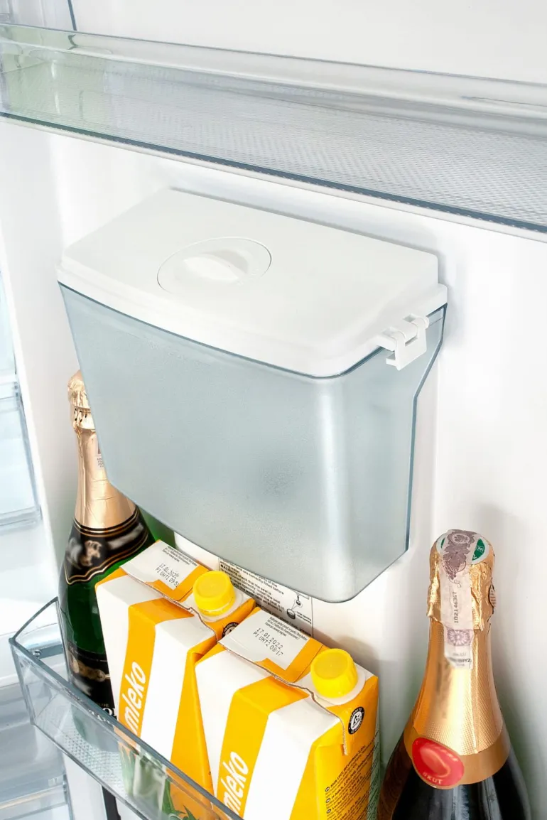 BERG CHŁODZ.-ZAMR. CZW180NBM22 180cm wys, 55 cm szer.