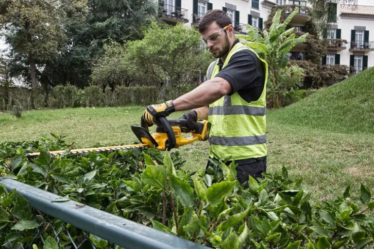 DEWALT NOŻYCE DO ŻYWOPŁOTU 18V 55cm 1 x 5,0Ah XR LI-ION BEZSZCZOTKOWE DCM563P1